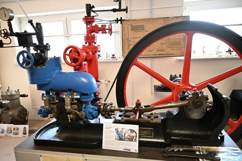 Dieser Verdichter von Linde mit Baujahr 1900 war Jahrzehnte in der Hochschule Karlsruhe für studentische Übungen installiert.